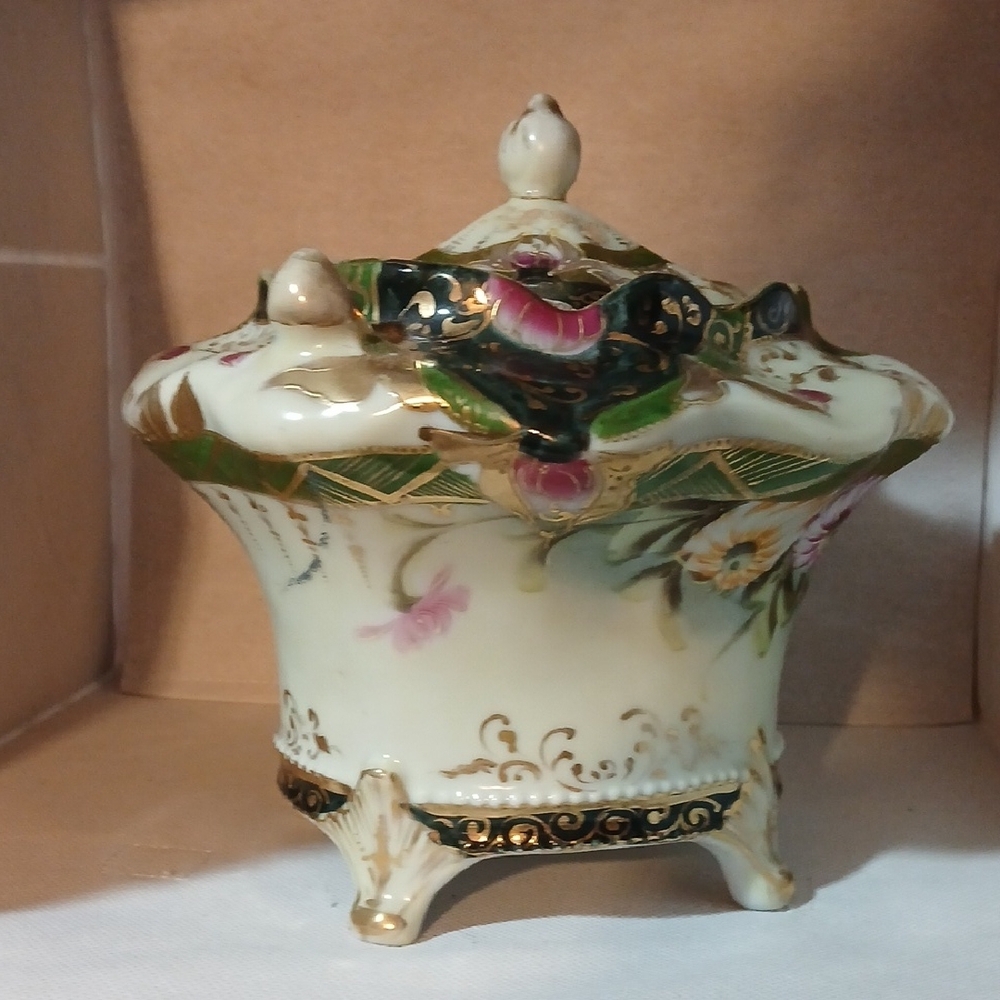 Vintage Elegant Floral Ceramic Art Piece - Picture 2 of 9